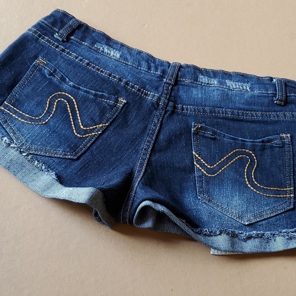 Rue 21 distressed low-rise5 pocket shorts Sz 5/6. Preloved EUC - Picture 6 of 14